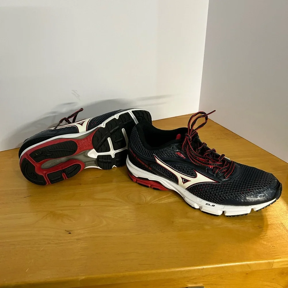 Mizuno athletic shoes